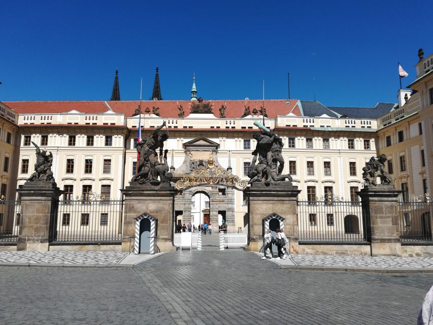 Prague: Tour to Prague Castle with tickets included. Spanish - Walking, Timing, and Possible Closures