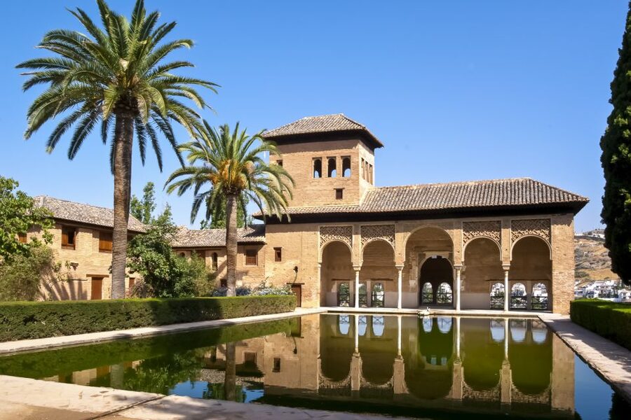 Private Alhambra Tour From Malaga & Surrounds - Generalife Gardens and the Sultans’ Summer Retreat