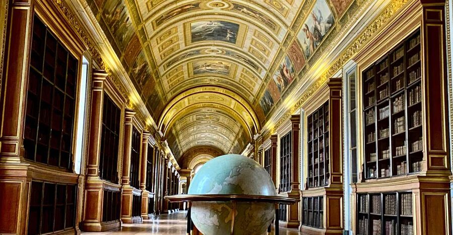 Private Fontainebleau, Versailles, Trianon from Paris - The one-hour transfer to Versailles