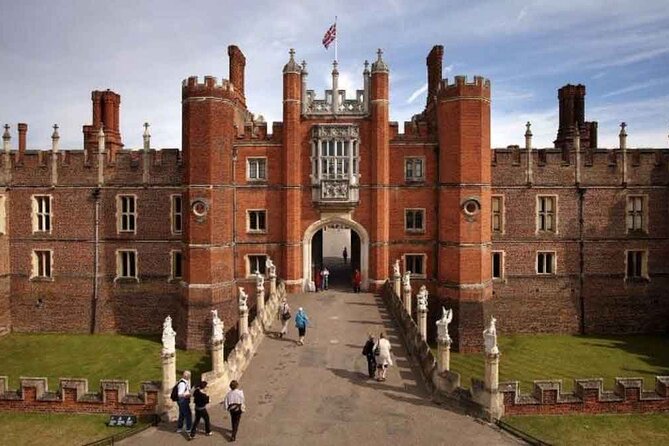 Private Guided Tour of Hampton Court Palace - Henry VIII’s palace, told through rooms and people