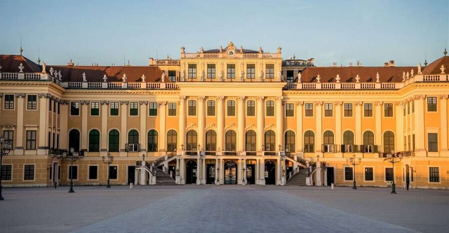 Private Schönbrunn Palace Tour: Entrance included - Entering the palace with reserved time-slot access