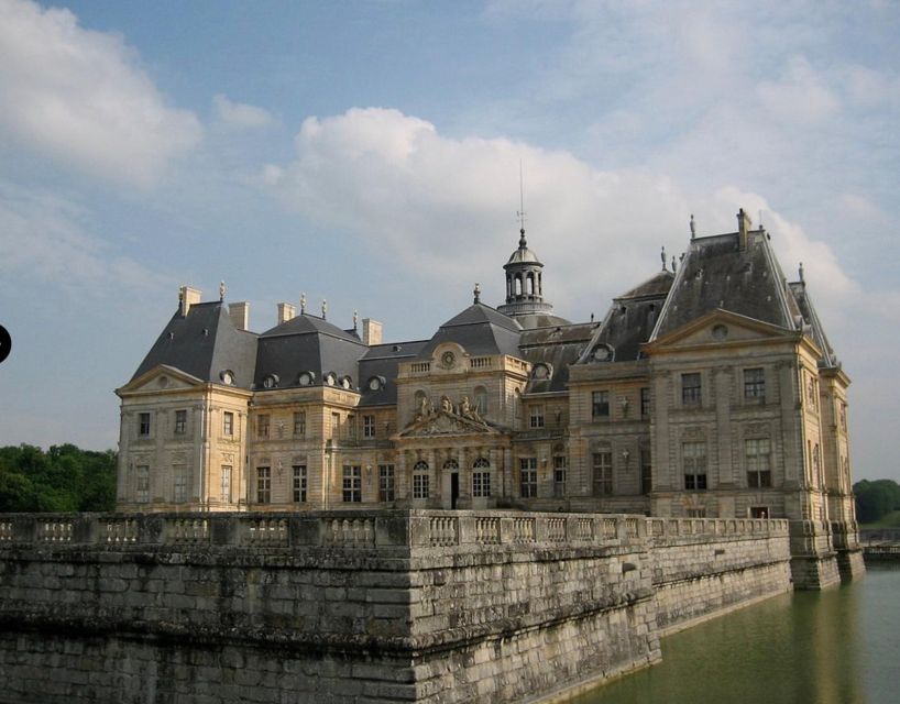 Private tour: Chateaux de Vaux le Vicomte & Fontainebleau - Entering Fontainebleau and seeing Napoleon’s throne