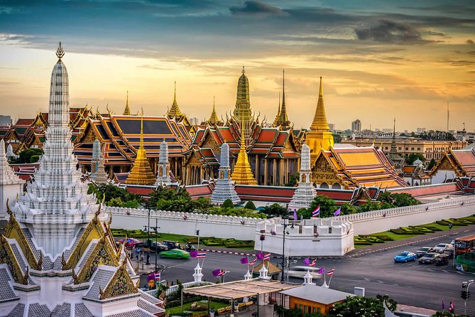 Private Tour: Grand Palace & Emerald Buddha Temple Experience - The guide can make or break the visit