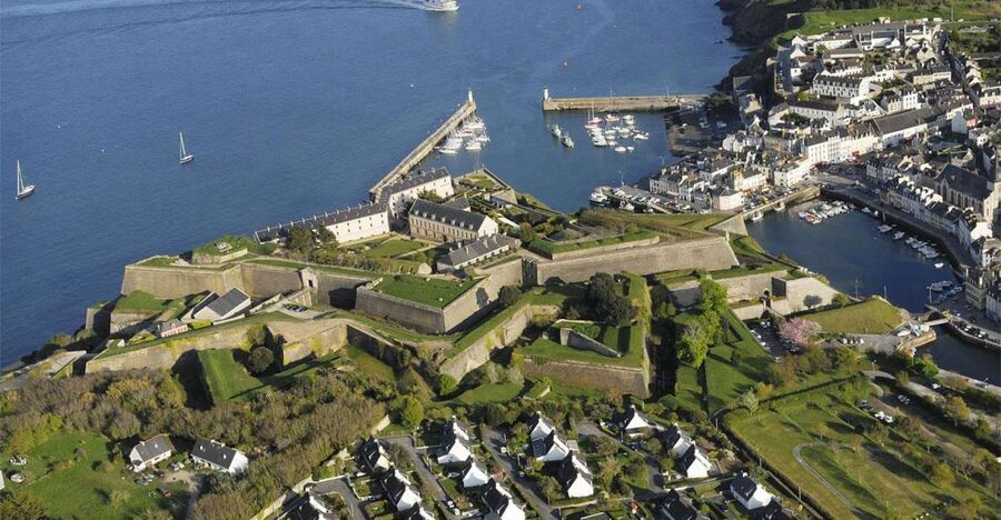 Quiberon: Ferry tickets from/to Belle-Île-en-Mer, Le Palais - Walking and biking across the island