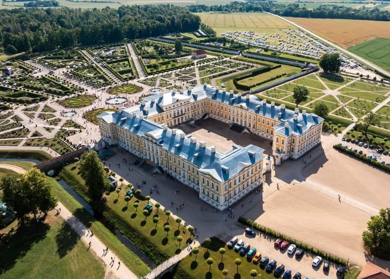 Riga: Hill of Crosses, Guided Rundale Palace & Bauska Castle - Lunch at the palace area