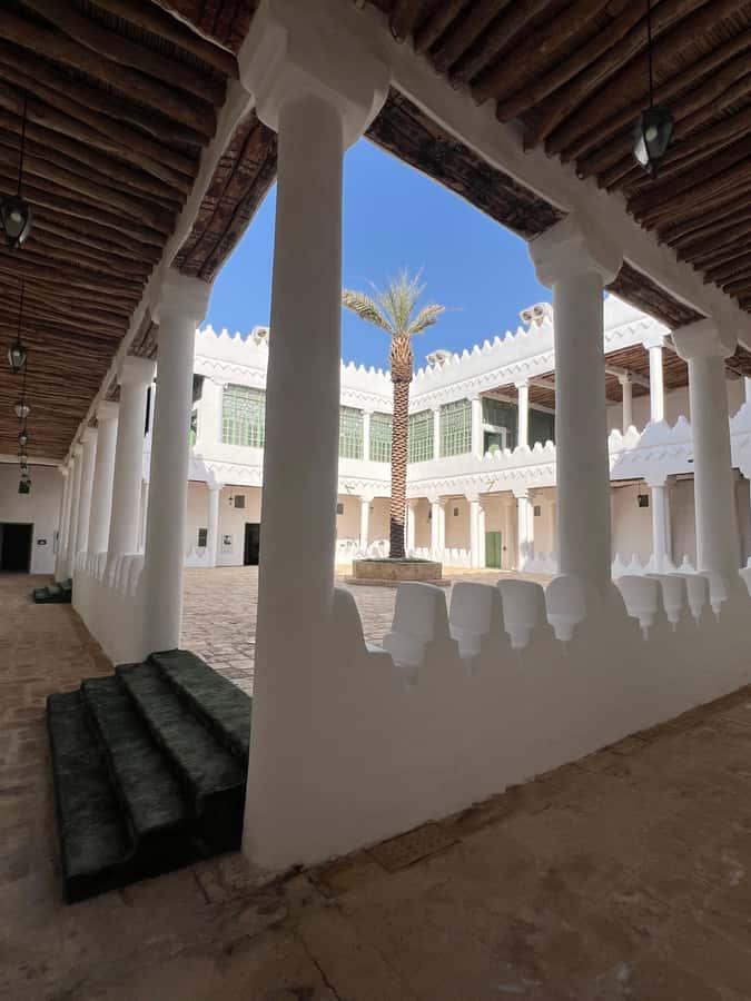 Riyadh: Masmak Fort, Souq AlZal, and Murabba Palace Tour - Guides, timing, and the walking level