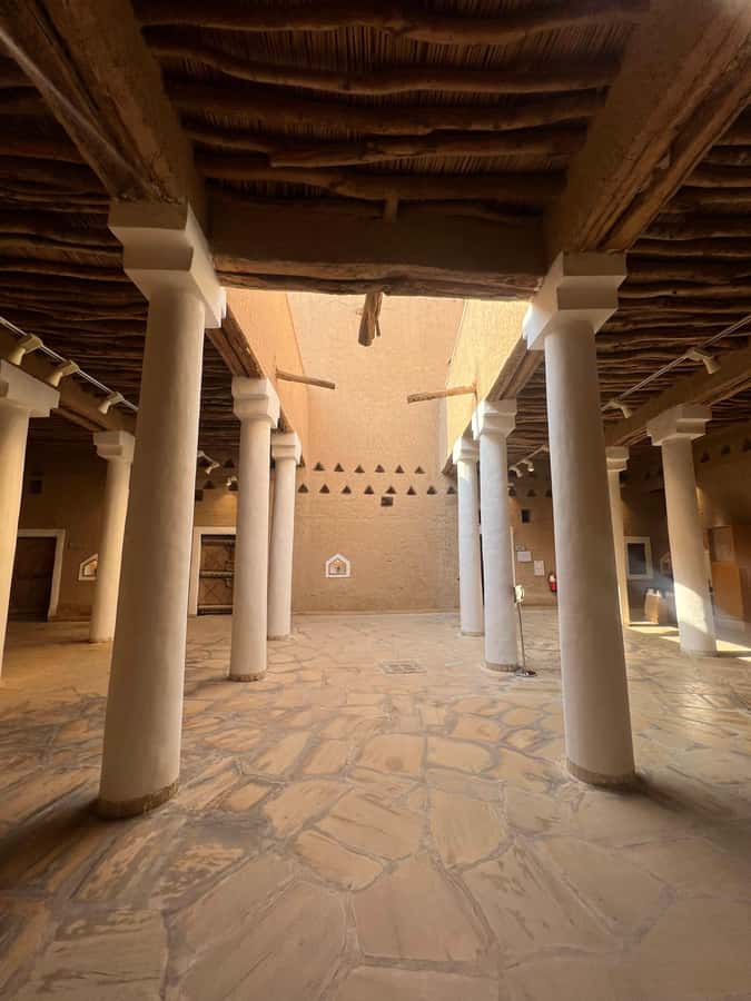 Riyadh: Masmak Fort, Souq AlZal, and Murabba Palace Tour - Souq AlZal: antiques, auctions, and old household objects
