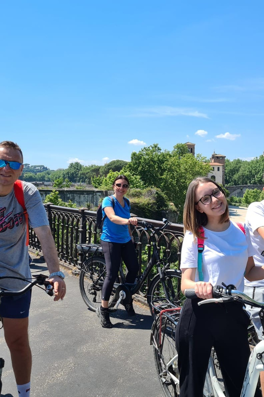 Rome: Monuments and Belvederes Guided E-Bike Tour - Trastevere and the Jewish Ghetto set the tone