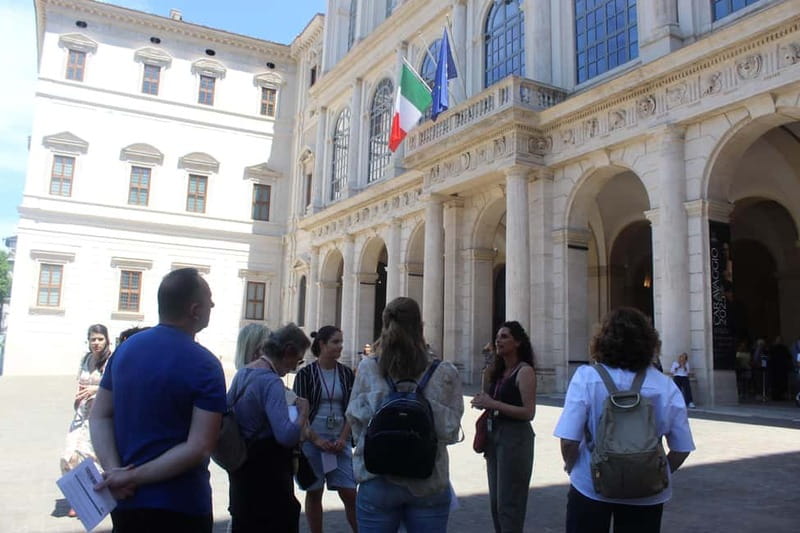 Rome: Palazzo Barberini Guided Tour - Entering the palace courtyard