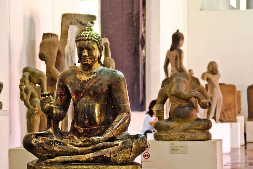 Royal Palace, National Museum & Wat Phnom with Private tour - Wat Phnom, the city’s 27-meter landmark