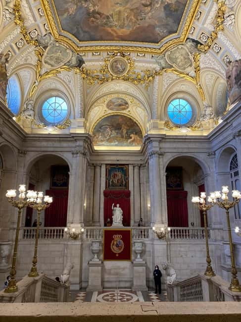 Royal Palace of Madrid Guided Tour Small Group or Private - Meeting your guide outside the palace