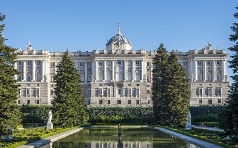 Royal Palace of Madrid: Private tour with entrance included - Meeting Philip IV in Plaza de Oriente