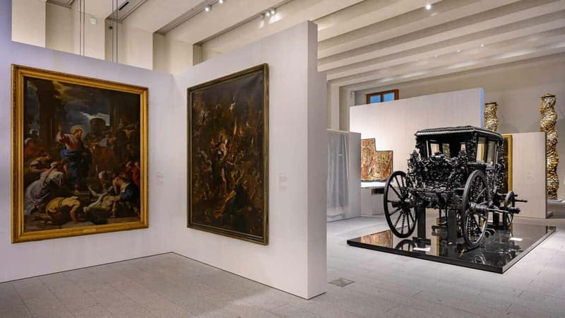 Royal Palace + Royal Collections Gallery Guided Tour - Why the guide makes the difference