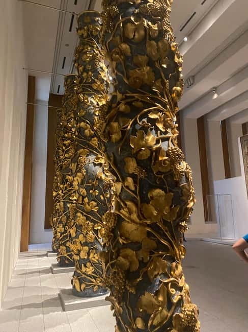 Royal Palace + Royal Collections Gallery Guided Tour - Meeting your guide outside the Royal Palace