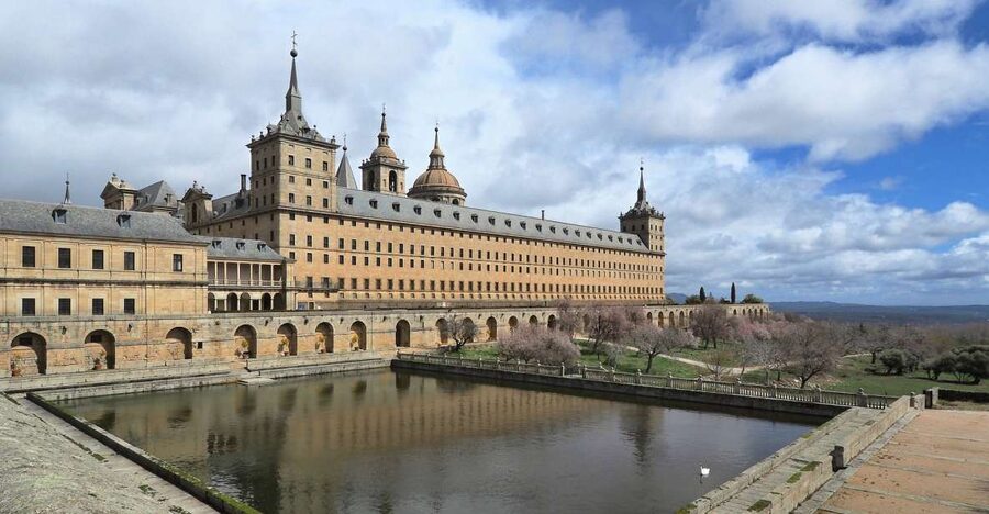 San Lorenzo de El Escorial: Monastery and Site Guided Tour - Key points to know before booking