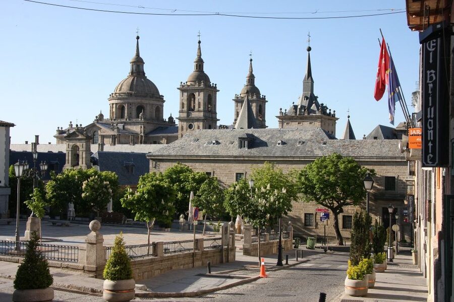 San Lorenzo de El Escorial: Monastery and Site Guided Tour - The palatial rooms and life at court