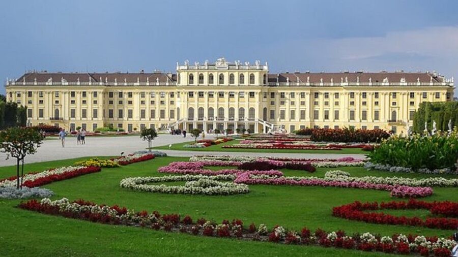 Schönbrunn Grand Tour : Private Skip-the-Line Walking Tour - Why a private Schönbrunn tour can be worth it