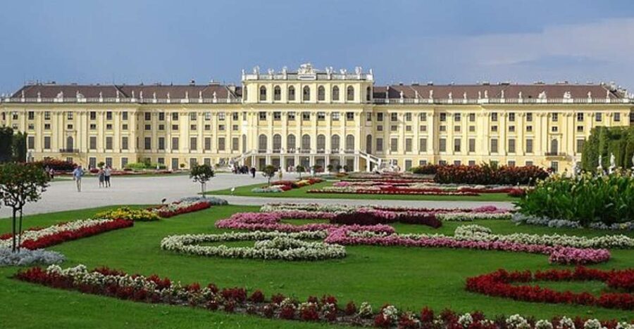 Schönbrunn Grand Tour : Private Skip-the-Line Walking Tour - Meeting your guide at Group Center Schönbrunn