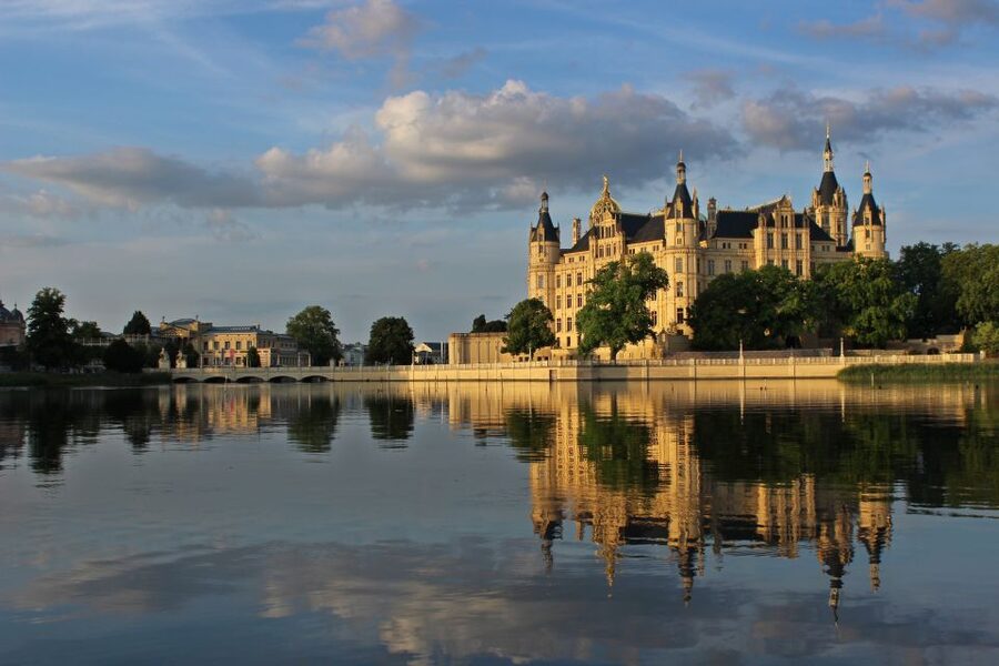 Schwerin: City Highlights Guided Tour - Starting at Market Square and the Henry the Lion Monument
