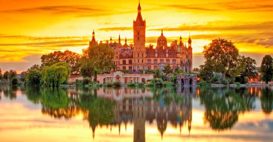 Schwerin: City Highlights Guided Tour - Walking beside Pfaffenteich