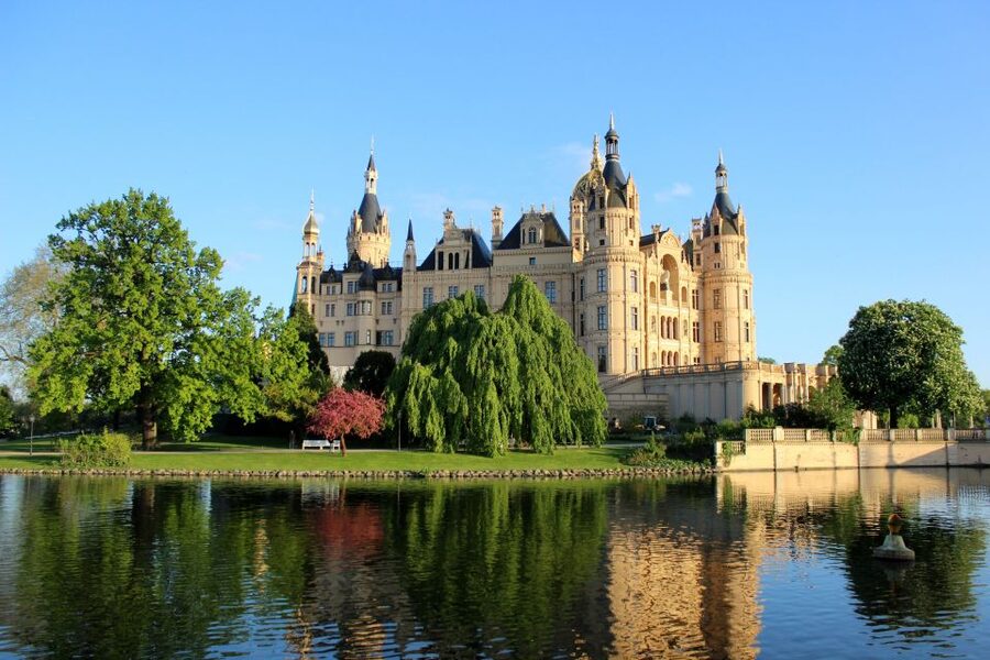 Schwerin: City Highlights Guided Tour - Seeing Schwerin Cathedral from the old town