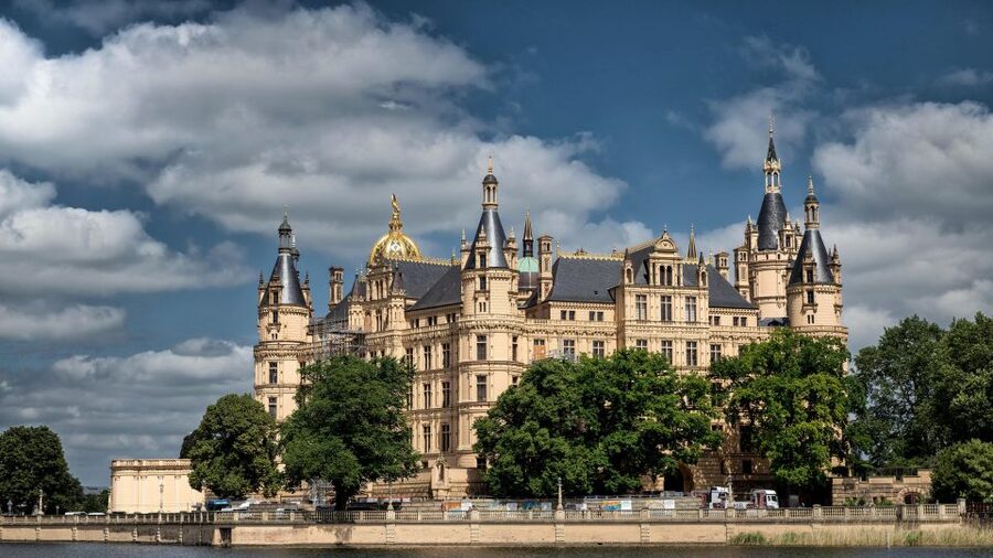 Schwerin: Private Guided Walking Tour - Schwerin Palace gives the walk its grand opening