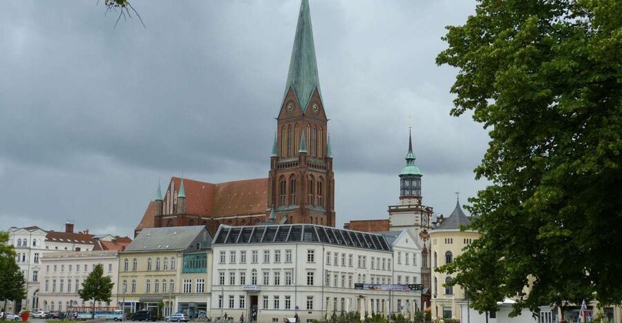Schwerin: Private Guided Walking Tour - The old town shows Schwerin before the palace