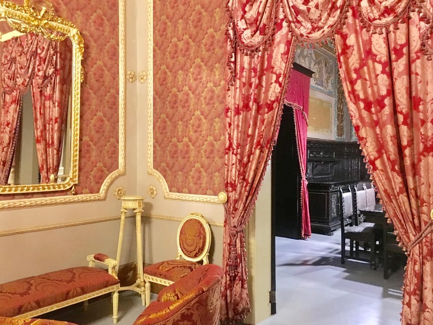 Scicli - Bonelli Patané Palace: exclusive private tour - Meeting at Piazza Italia and walking to the palace