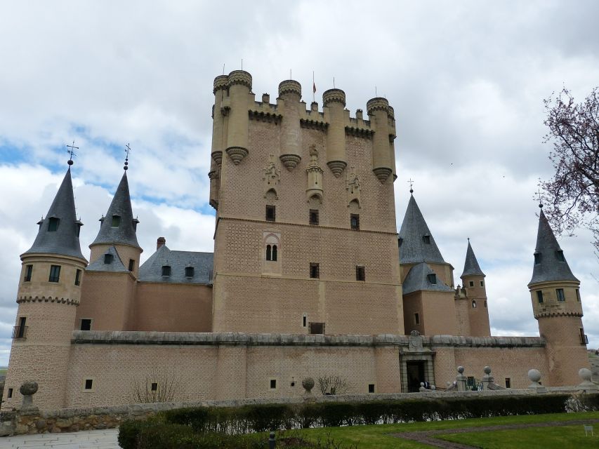 Segovia: Guided Walking Tour with Alcázar Entry - The Guide and the Spanish-Language Format
