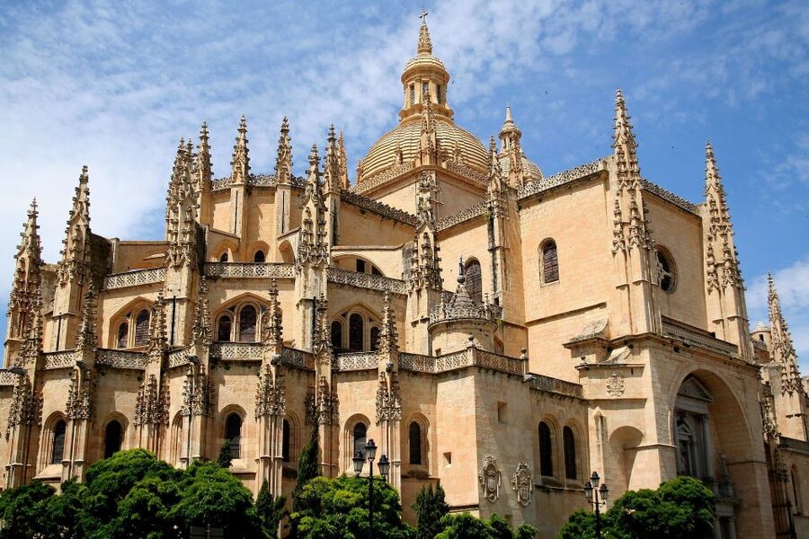 Segovia: Guided Walking Tour with Cathedral & Alcázar Entry - From Roman engineering to royal rooms