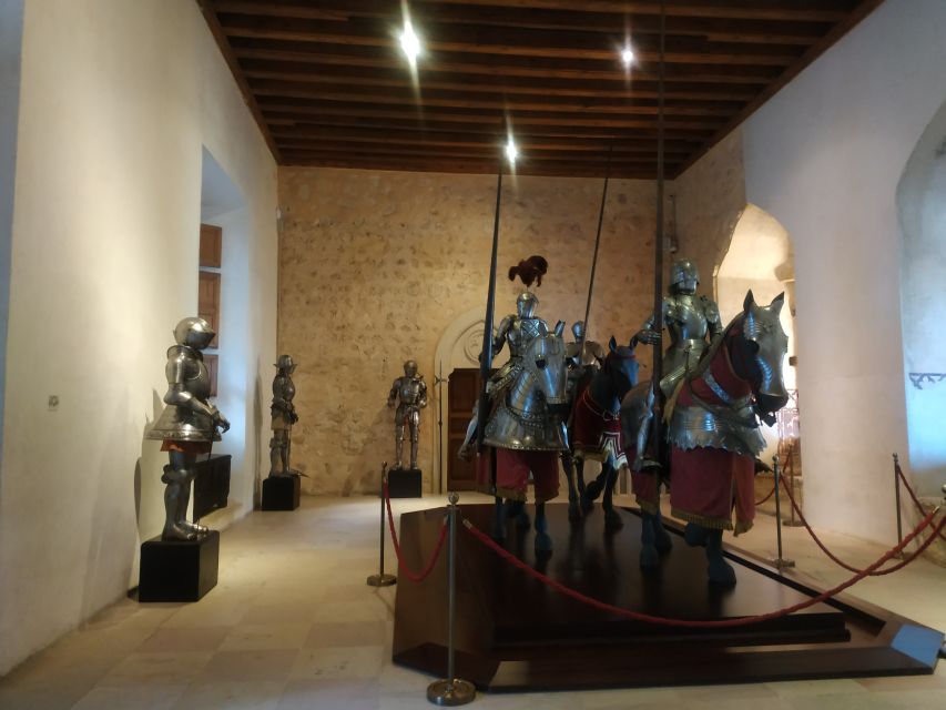 Segovia: Guided Walking Tour with Cathedral & Alcázar Entry - A glimpse of the old Jewish quarter