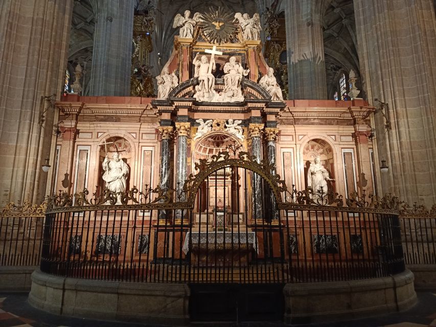 Segovia: Guided Walking Tour with Cathedral & Alcázar Entry - Plaza Mayor and the first look at the Cathedral