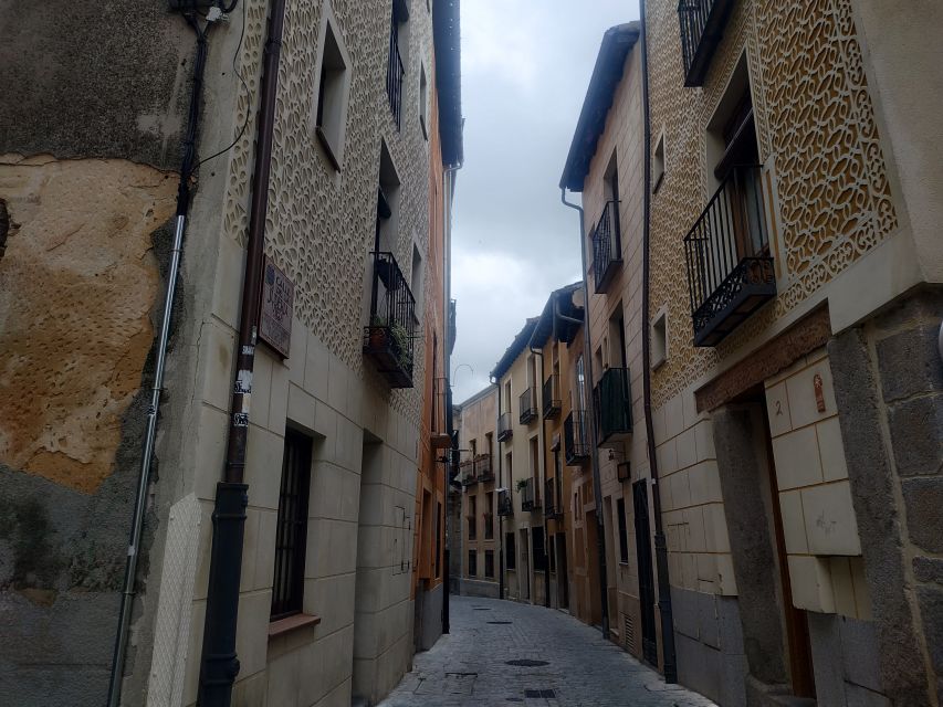 Segovia: Guided Walking Tour with Cathedral & Alcázar Entry - Inside the Cathedral with a live Spanish guide