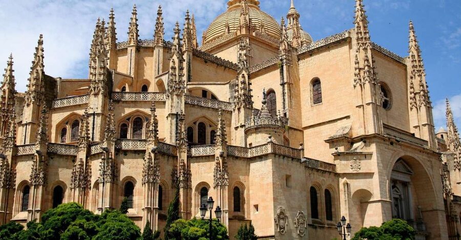 Segovia: Guided Walking Tour with Cathedral & Alcázar Entry - The Aqueduct gives Segovia its opening lesson