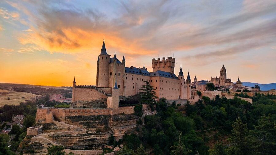 Segovia: Private City Walking Tour with Alcázar of Segovia - Key points to know before booking