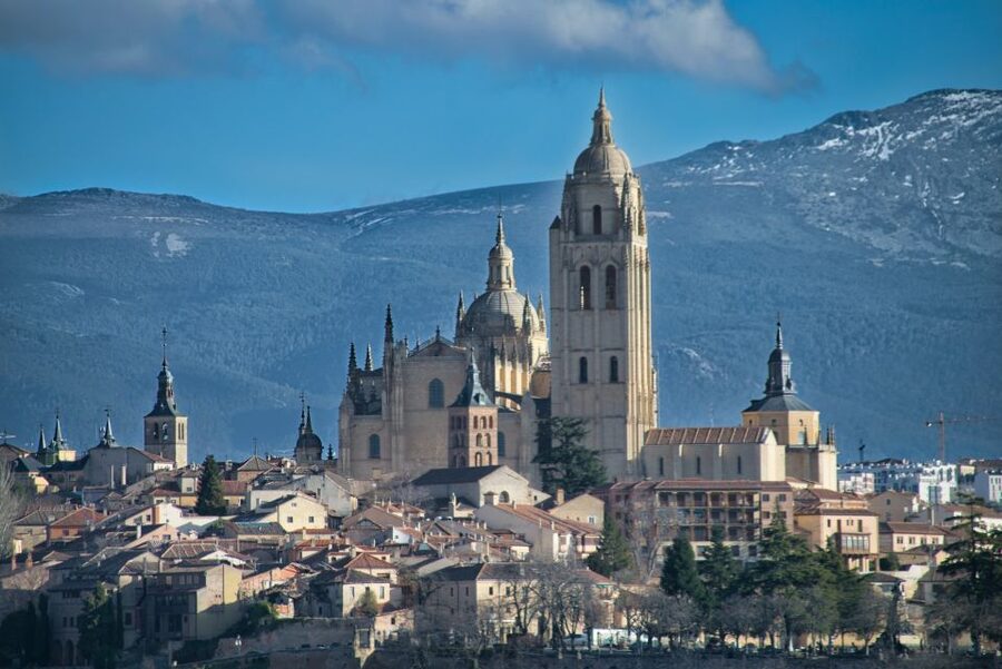 Segovia: Private City Walking Tour with Alcázar of Segovia - Starting beneath Segovia’s 1,800-year-old aqueduct
