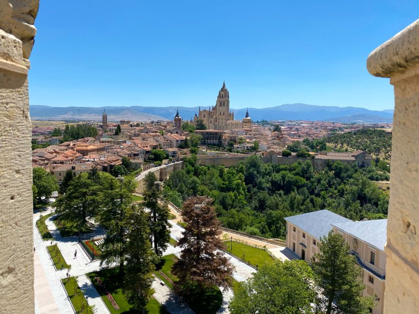 Segovia: Private City Walking Tour with Alcázar of Segovia - Casa de los Picos and the first change of pace