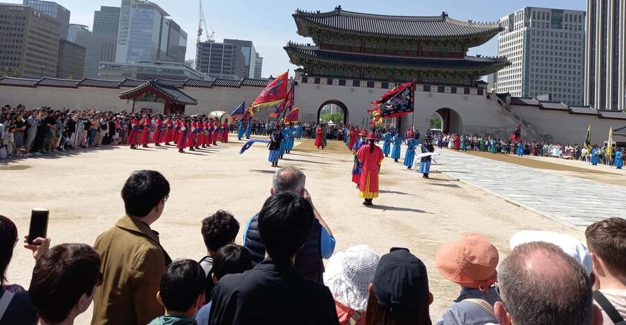 Seoul: 4-Hour Guided Tour to Palace, Bukchon, Jogyesa Temple - Gyeongbokgung: Seoul’s grand Joseon starting point