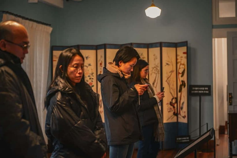 Seoul: Colonial History Tour with Prison&Palace, Market Food - Namdaemun Market, Kalguksu Alley, and street food