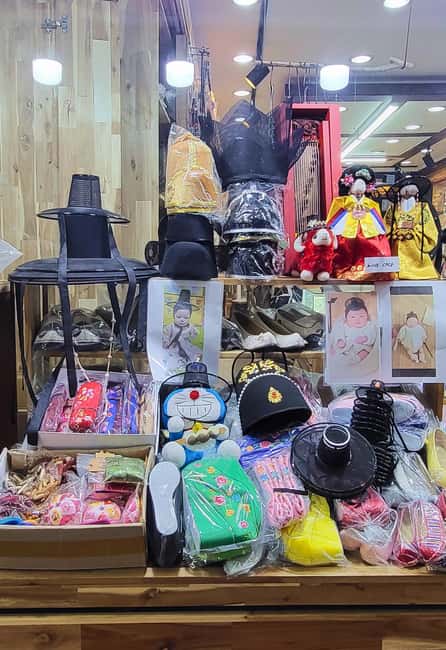 Seoul Day Tour: Gyeongbok Palace, Bukchon, Gwangjang Market - Group size, guides, and the feel of the tour
