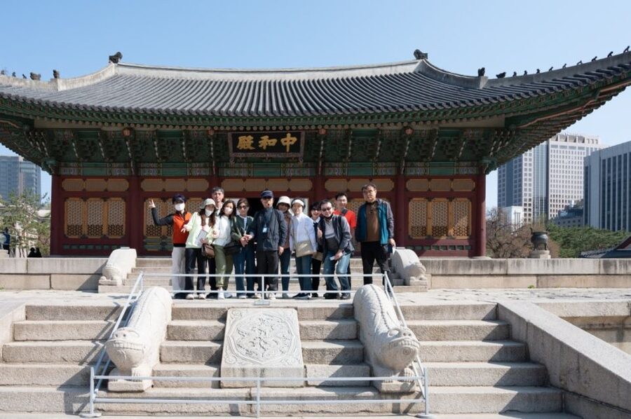 Seoul: Deoksugung Palace Heritage Walking Tour - The café break and the pace of the walk