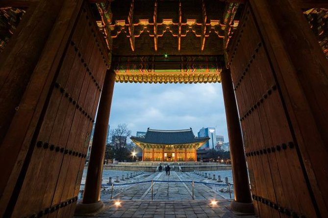 Seoul: Deoksugung Palace Night Tour - Meeting at City Hall Station and entering through Daehanmun Gate