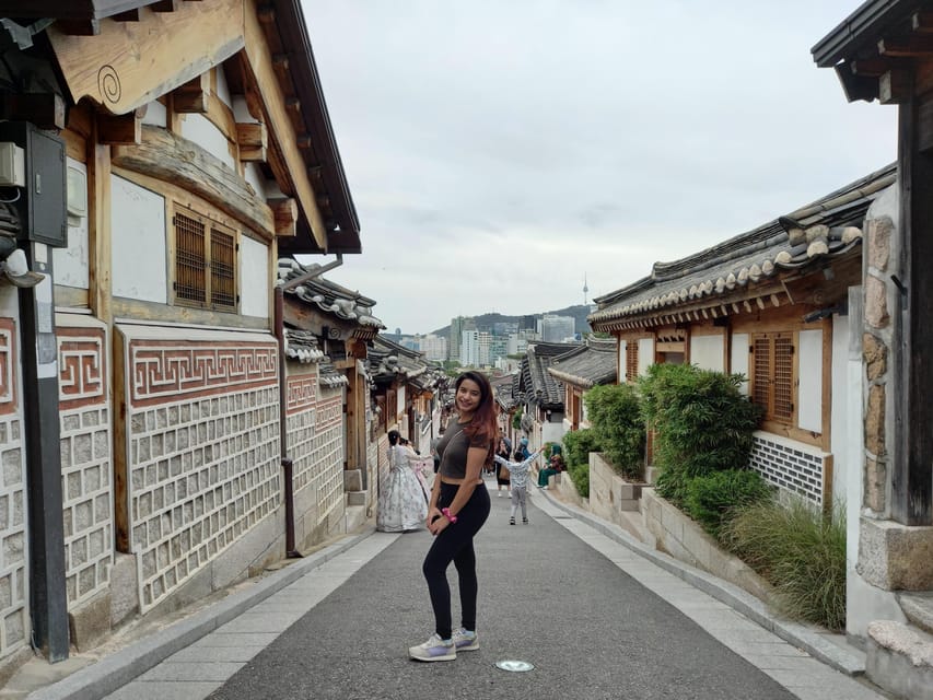 Seoul: Full-Day Guided Tour to Gyeongbokgung, Bukchon & More - Bukchon Hanok Village between tradition and city life