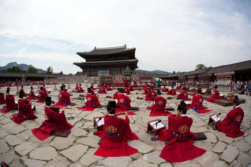 Seoul: Full-Day Royal Palaces Private Tour - Blue House begins the day with a modern landmark