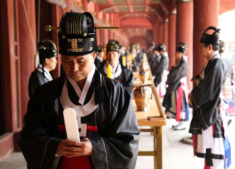 Seoul: Full-Day Royal Palaces Private Tour - Ginseng offers a commercial stop in the middle of the tour