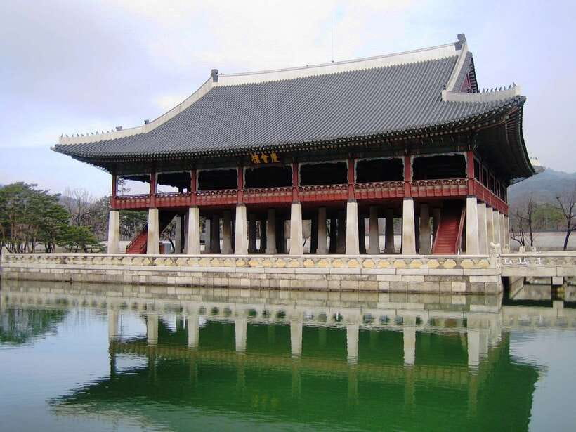 Seoul: Full-Day Royal Palaces Private Tour - Hanok villages place old homes among city buildings