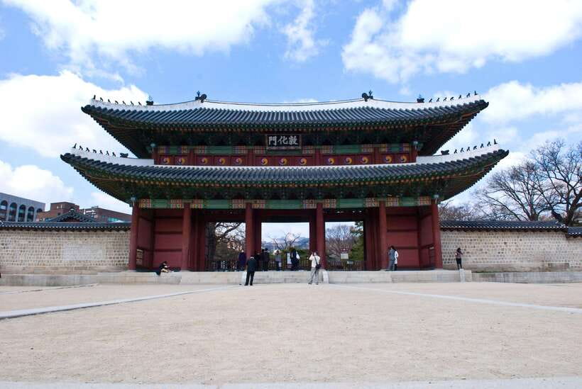 Seoul: Full-Day Royal Palaces Private Tour - Sungnyemun Gate links the old fortress to modern Seoul