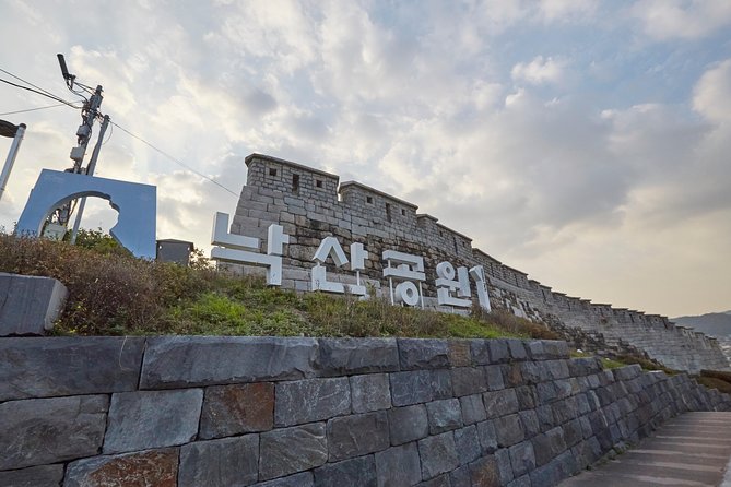 Seoul: Gyeongbok Palace, Bukchon Village, and Gwangjang Tour - Bukchon Hanok Village: traditional homes in a living neighborhood