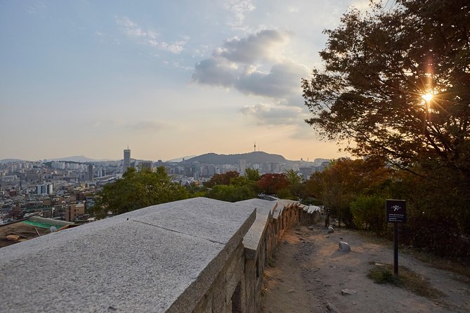 Seoul: Gyeongbok Palace, Bukchon Village, and Gwangjang Tour - The ginseng museum: useful context with a sales stop