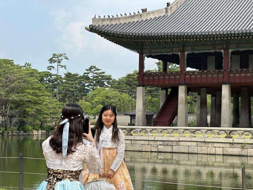 Seoul: Gyeongbok Palace, N Tower, & Local Market City Tour - Namsan Cable Car gives you Seoul from above